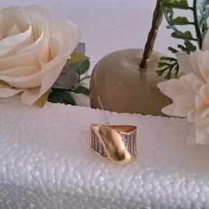 Anel dourado cravejado pedras zircnias latrais c