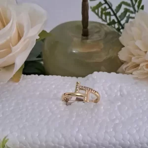 Anel T dourado cravejado em zirconias inspiração