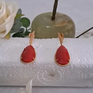 Brinco gota de cristal coral com base cravejada de zirconias