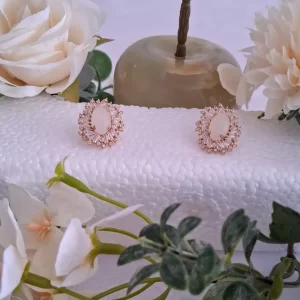 Brinco oval cravejado nas laterais zirconia