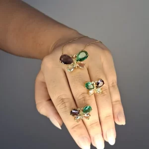 Conjunto Brinco e Anel Borboleta em pedras de cristal colorido.
