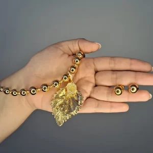 Conjunto Brinco e Colar Esferas Douradas com folha grande e pequena cravejado em zircônias.