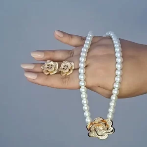 Conjunto Colar e Brinco Pérolas com Flores cravejadas em zircônias.