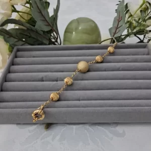 Pulseira de esferas grandes e pequenas